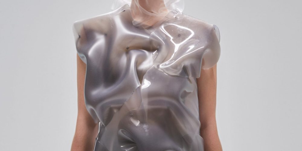 Дизайнеры создали «живые» платья, которые реагируют на окружающую среду