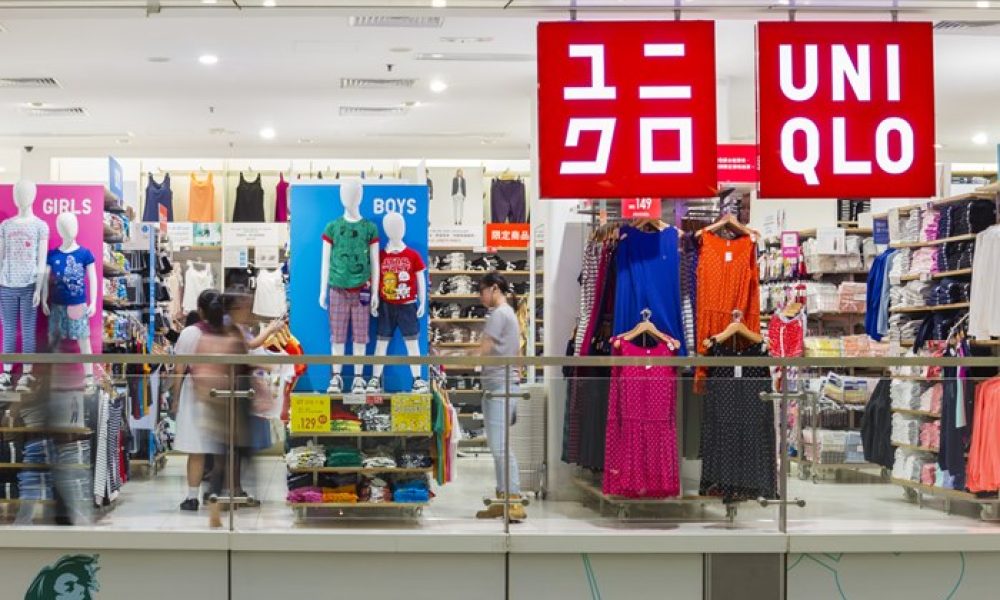 Uniqlo будет производить одежду из пластиковых бутылок