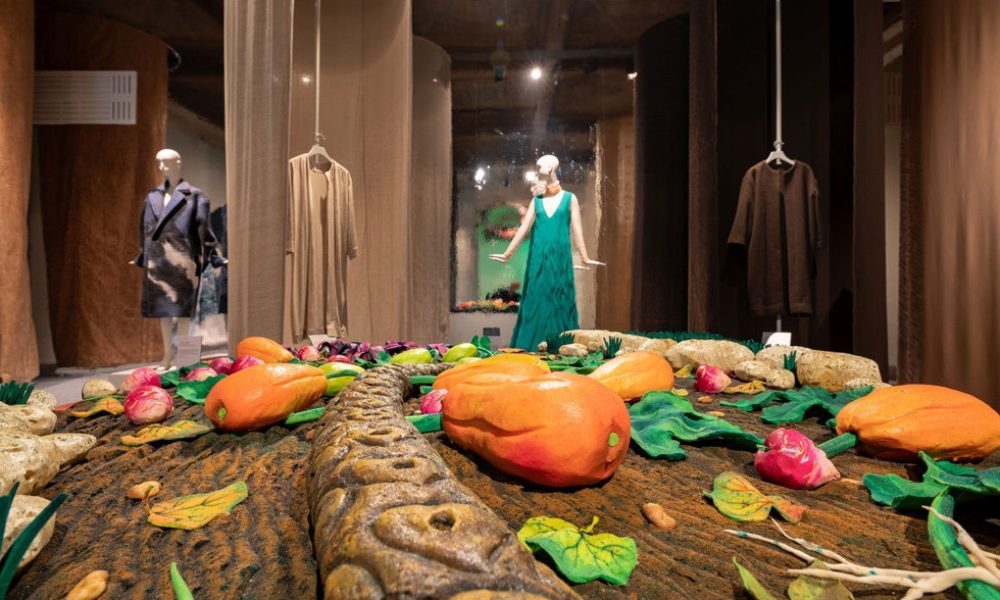 Волокна из апельсина и рыбьей чешуи на выставке Salvatore Ferragamo во Флоренции