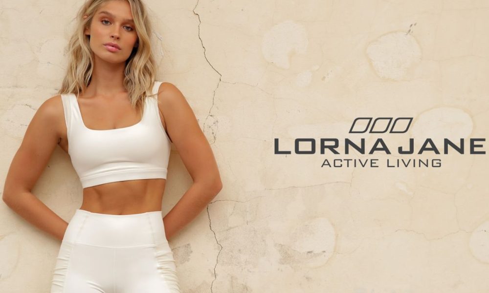 Бренд Lorna Jane оштрафовали за рекламу «защищающей» от Covid-19 одежды
