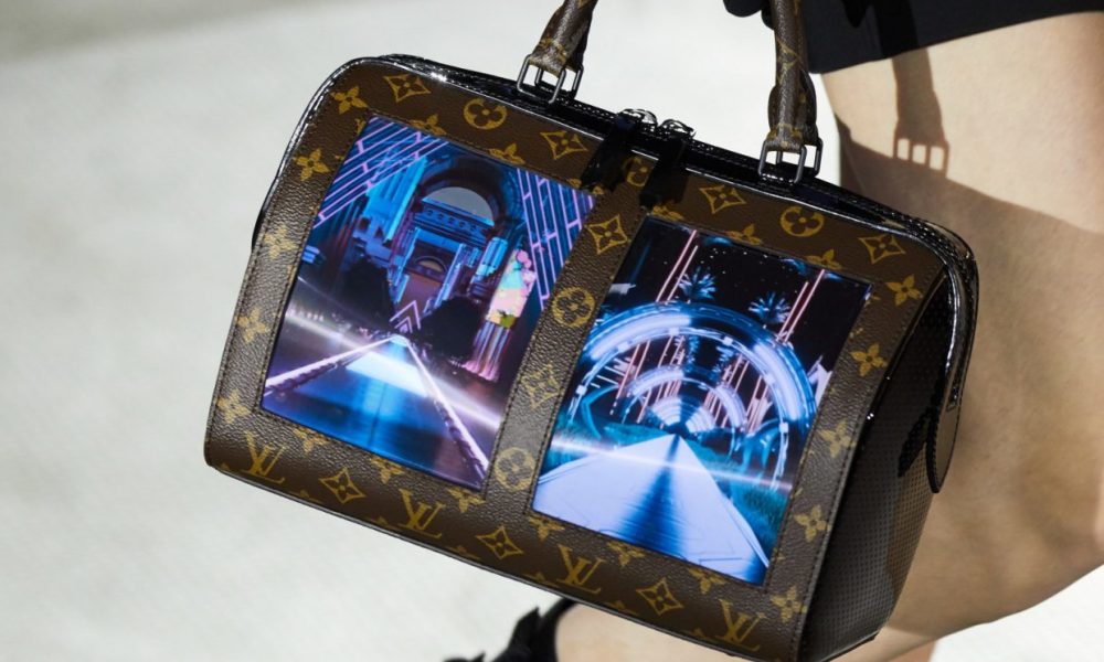 Louis Vuitton представил сумки с гибкими дисплеями