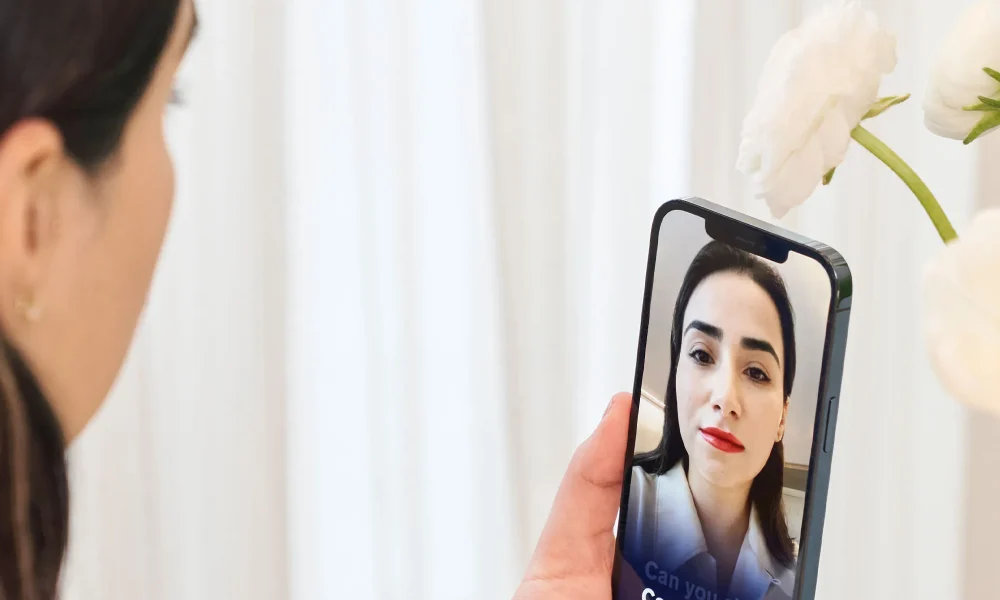 Estée Lauder запустил приложение, помогающее слабовидящим людям наносить макияж