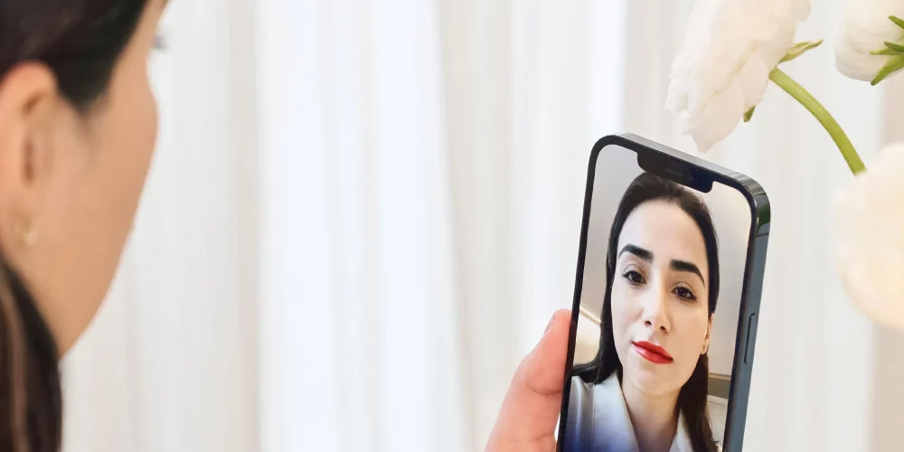Est?e Lauder запустил приложение, помогающее слабовидящим людям наносить макияж